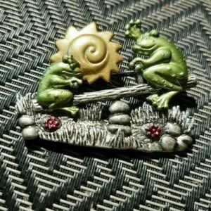 Vintage ladies frog pin